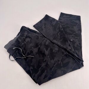 Lululemon On The Fly Pant *28" Incognito Camo Multi Grey / Coal 12